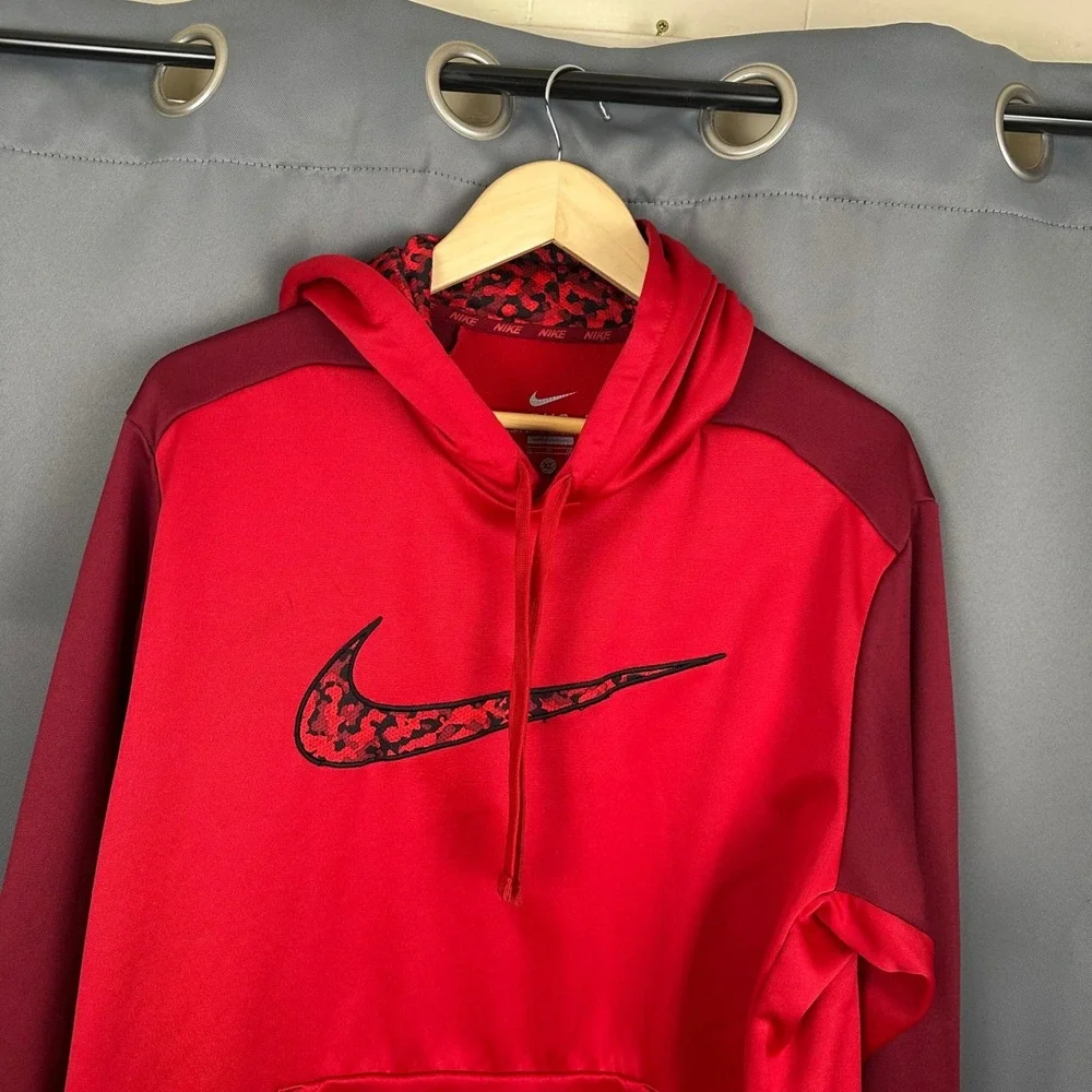 Nike Therma-FIT Hoodie Mens XL Red Burgundy Camo Swoosh Pullover Sweatshirt